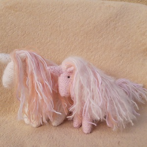 Fehér unikornis barackos-rózsaszínes-fehér sörénnyel gyapjúfonalból - játék & sport - készségfejlesztő és logikai játék - montessori szivárvány, waldorf játékok - Meska.hu