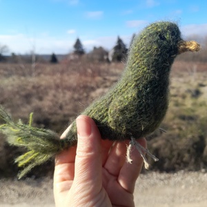 Színes madárka plüss 100% gyapjúfonalból - zöld - játék & sport - készségfejlesztő és logikai játék - montessori szivárvány, waldorf játékok - Meska.hu