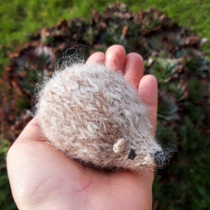 Kötött kézműves süni gyapjúból-bézses tüskés - Meska.hu