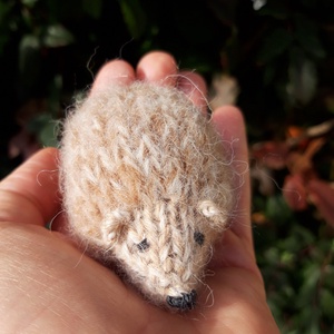 Kötött kézműves süni gyapjúból - világos barna güskés - Meska.hu