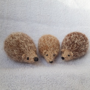 Kötött kézműves süni gyapjúból - világos barna tüskés - játék & sport - készségfejlesztő és logikai játék - montessori szivárvány, waldorf játékok - Meska.hu