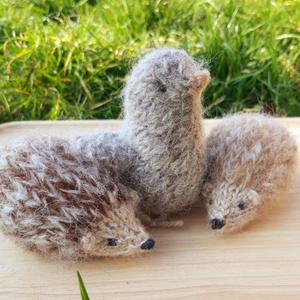 Kötött kézműves süni gyapjúból - világos barna tüskés - játék & sport - készségfejlesztő és logikai játék - montessori szivárvány, waldorf játékok - Meska.hu