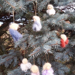 Gyapjú angyalka karácsonyi dísz- lilás árnyalatok - karácsony - karácsonyi lakásdekoráció - karácsonyfadíszek - Meska.hu