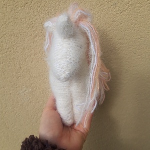 Fehér unikornis barackos-rózsaszínes-fehér sörénnyel gyapjúfonalból - játék & sport - plüssállat & játékfigura - ló - Meska.hu