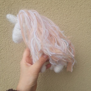 Fehér unikornis barackos-rózsaszínes-fehér sörénnyel gyapjúfonalból - Meska.hu