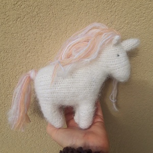 Fehér unikornis barackos-rózsaszínes-fehér sörénnyel gyapjúfonalból - játék & sport - plüssállat & játékfigura - ló - Meska.hu