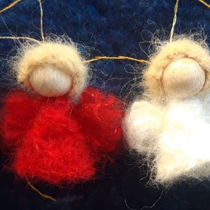 Gyapjú angyalka karácsonyi dísz- piros árnyalataiban - karácsony - karácsonyi lakásdekoráció - karácsonyfadíszek - Meska.hu