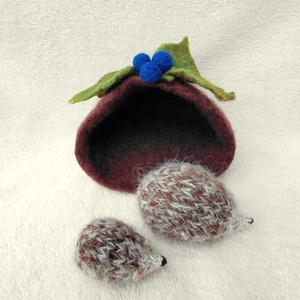 Kötött kézműves mini süni gyapjúból-sötétebb tüskés - játék & sport - készségfejlesztő és logikai játék - montessori szivárvány, waldorf játékok - Meska.hu