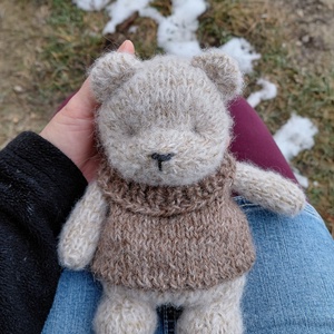 Kötött gyapjú mackó mellenykében - Meska.hu