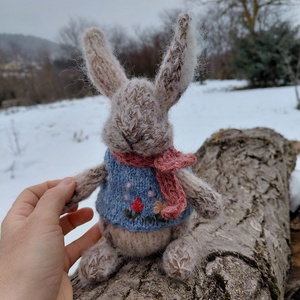 Kötött gyapjú nyuszi -barnás bézses - játék & sport - plüssállat & játékfigura - nyuszi - Meska.hu