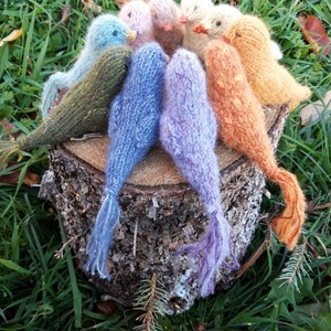 Színes madárka plüss 100% gyapjúfonalból  - baba - mama - baba játékok - waldorf játékok - Meska.hu