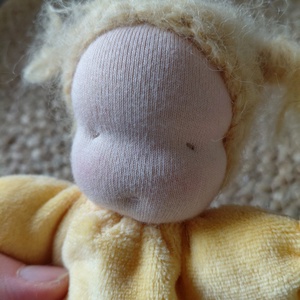 Kicsi szundibaba  - baba - mama - baba játékok - waldorf játékok - Meska.hu