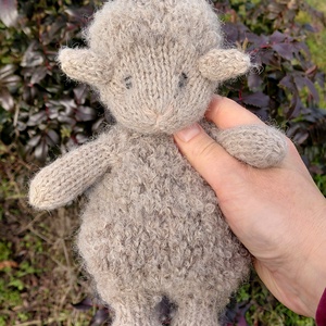 Kötött gyapjú bárány plüss - baba - mama - baba játékok - waldorf játékok - Meska.hu