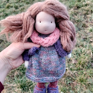 Kötött testű waldorf jellegű gyapjú baba - 32 cm magas - játék & sport - baba & babaház - öltöztethető baba - Meska.hu