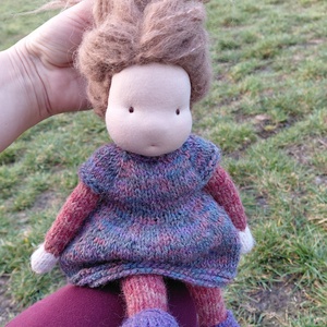 Kötött testű waldorf jellegű gyapjú baba - 32 cm magas - játék & sport - baba & babaház - öltöztethető baba - Meska.hu