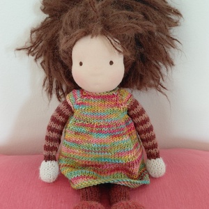 Kötött testű waldorf jellegű gyapjú baba - 32 cm magas - játék & sport - baba & babaház - öltöztethető baba - Meska.hu