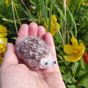 Kötött kézműves mini süni gyapjúból-sötétebb tüskés, Baba - mama, Baba játékok, Waldorf játékok, Kötés, Varrás, MESKA