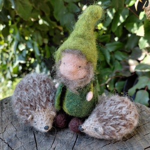 Kötött kézműves mini süni gyapjúból-sötétebb tüskés - baba - mama - baba játékok - waldorf játékok - Meska.hu