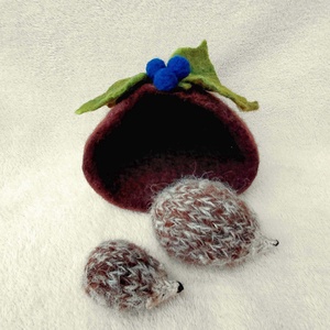 Kötött kézműves mini süni gyapjúból-sötétebb tüskés - baba - mama - baba játékok - waldorf játékok - Meska.hu