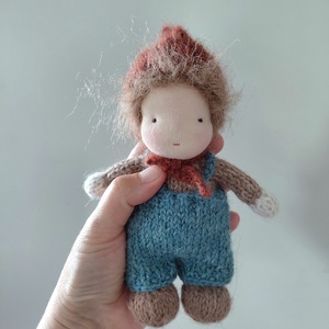 Kötött testű Waldorf gyapjú manó baba - 16 cm magas, Játék & Sport, Baba & babaház, Öltöztethető baba, Nemezelés, Kötés, MESKA
