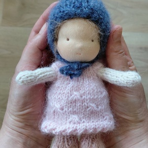 Kötött testű Waldorf gyapjú manólány baba - 16 cm magas, Játék & Sport, Baba & babaház, Öltöztethető baba, Nemezelés, Kötés, MESKA