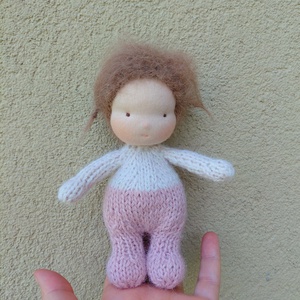 Kötött testű Waldorf gyapjú manólány baba - 16 cm magas - játék & sport - baba & babaház - öltöztethető baba - Meska.hu