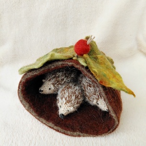 Kötött gyapjú süni - 9 cm - baba - mama - baba játékok - waldorf játékok - Meska.hu