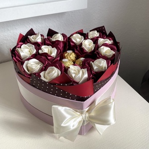 Bézs ajándék box rózsával � kézműves meglepetésdoboz - otthon & életmód - virágdekoráció - virágok - virágbox - Meska.hu