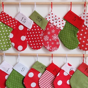 Adventi kalendárium-csizmácskák, piros - karácsony - adventi díszek - adventi naptár - Meska.hu