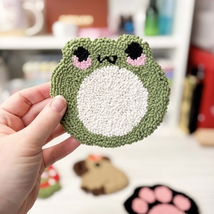 Aranyos pufók béka punch needle poháralátét, Otthon & Életmód, Konyhafelszerelés, tálalás, Tálalás, Tányér- és poháralátét, Mindenmás, MESKA