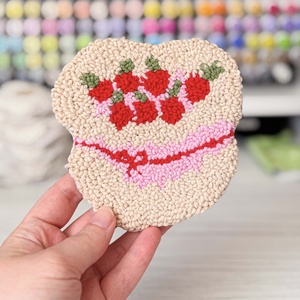 Meggyes torta punch needle poháralátét, Otthon & Életmód, Konyhafelszerelés, tálalás, Tálalás, Tányér- és poháralátét, Mindenmás, MESKA