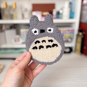Totoro punch needle poháralátét - otthon & életmód - konyhafelszerelés, tálalás - tálalás - tányér- és poháralátét - Meska.hu