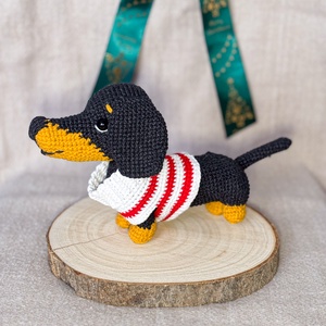 Horgolt tacskó - játék & sport - plüssállat & játékfigura - kutya - Meska.hu