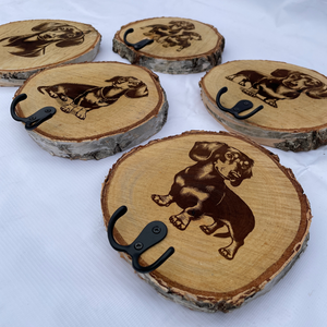 Tacskó mintás gravírozott fa korong pórázakasztóval, Otthon & Életmód, Kisállatoknak, Kutyáknak, Jutalomfalat tartó, Famegmunkálás, Festett tárgyak, MESKA