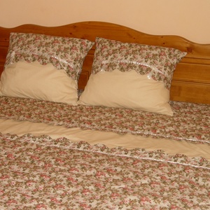 Angol rózsás romantikus ágytakaró fodorral -  - Meska.hu