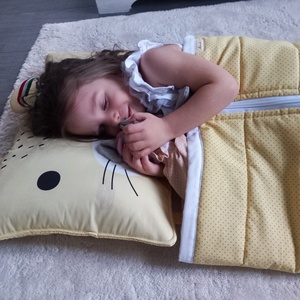 Gyermek hálózsák cica mintájú párnával 140x58 cm - otthon & életmód - babaszoba, gyerekszoba - Meska.hu