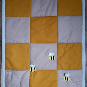 Baba méretű patchwork takaró méhecskékkel - otthon & életmód - babaszoba, gyerekszoba - babatakaró, gyerek pléd - Meska.hu