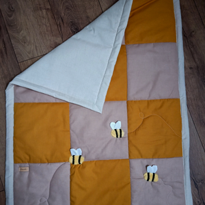 Baba méretű patchwork takaró méhecskékkel - otthon & életmód - babaszoba, gyerekszoba - babatakaró, gyerek pléd - Meska.hu