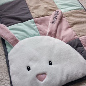 Baba méretű patchwork választható állattal, névvel, születési dátummal hímezve- EGYEDI RENDELÉS ALAPJÁN, Otthon & Életmód, Babaszoba, gyerekszoba, Babatakaró, gyerek pléd, Varrás, Patchwork, foltvarrás, MESKA
