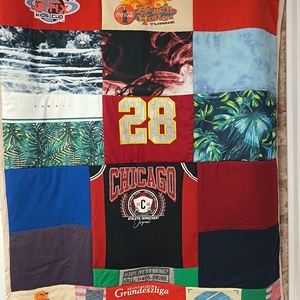 Patchwork EMLÉK-takaró felnőtt ruhákból - otthon & életmód - lakástextil - ágytakaró - Meska.hu