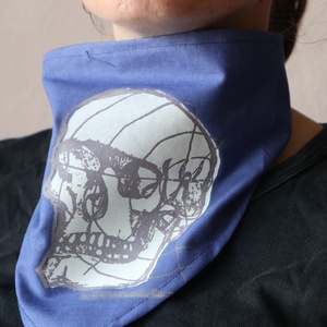 Pókos koponyás foszforeszkáló kendő - Meska.hu