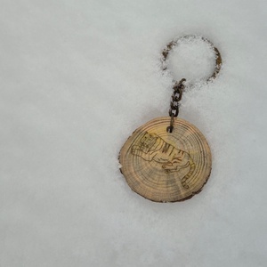 Állatos táskadíszek diófából/fenyőfából - táska & tok - kulcstartó & táskadísz - kulcstartó - Meska.hu