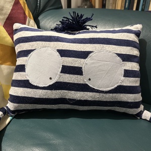 Csíkos nagy szemű párna - Meska.hu