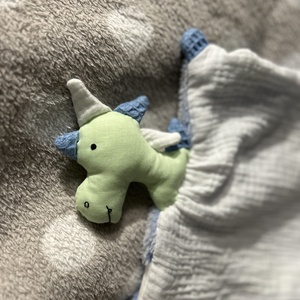 Világítós dinós szundikendő - baba - mama - baba játékok - szundikendő, alvóka - Meska.hu