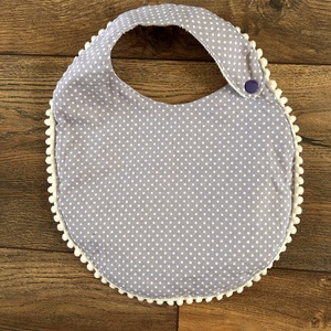 Vízhatlan levendula lila, pöttyös baba, kisgyermek előke - baba - mama - szoptatási, etetési kellékek - partedli, előke - Meska.hu