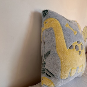 Sötétben világító dinós párna - baba - mama - babaszoba dekoráció - gyerek díszpárna - Meska.hu