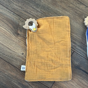 Erdei állatos szundikendő süni rágókával - baba - mama - baba játékok - szundikendő, alvóka - Meska.hu