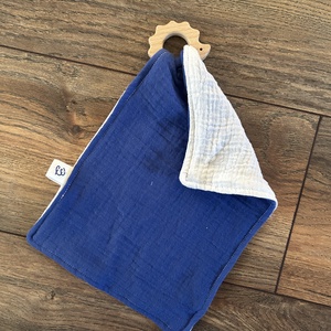 Kék-fehér szundikendő süni rágókával - baba - mama - baba játékok - szundikendő, alvóka - Meska.hu