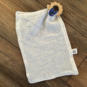 Kék-fehér szundikendő süni rágókával - baba - mama - baba játékok - szundikendő, alvóka - Meska.hu