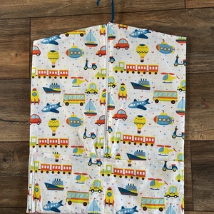 Vállfás ovis bölcsis zsák, Játék & Sport, Ovis felszerelés, Ovis zsák, Varrás, 100 % pamutvászonból készült, kb 40x 53 cm nagy, duplazsebes cipzáros ovis, bölcsis zsák. Tetején e..., MESKA